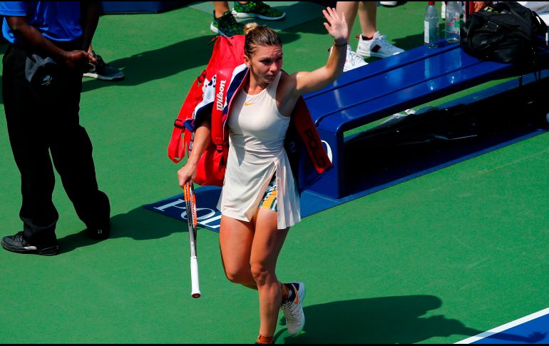Simona Halep, que venía de ganar en Roland Garros y en Montreal, se despide del público. AFP/K. Betancur