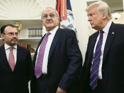 Luis Videgaray, secretario de Relaciones Exteriores; Jesús Seade, representante del Presidente electo Andrés Manuel López Obrador, y Donald Trump, mandatario estadounidense, ayer en la Oficina Oval donde anunciaron el acuerdo comercial. AFP