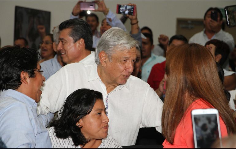 López Obrador pidió a los maestros de todo el país que se haga el compromiso de cumplir con su deber y su responsabilidad. NTX / R. de Jesús