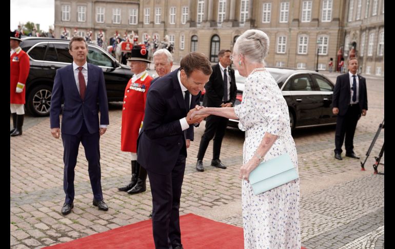 La reina Margarita II de Dinamarca recibe al presidente de Francia, Emmanuel Macron, en el castillo Amalienborg en Copenague. AFP/Ritzau Scanpix/M. Sylvest