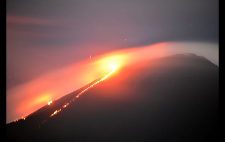 Lava desciende por el volcán Pacaya, visto desde la población de San Vicente Pacaya, Guatemala. AFP/J. Ordonez