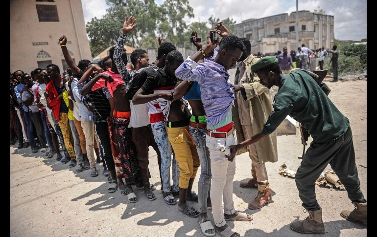 Un soldado revisa  a un hombre en la entrada a una ceremonia del fin de la Misión de la Unión Africana para Somalia en Mogadiscio. AFP/M. Abdiwahab