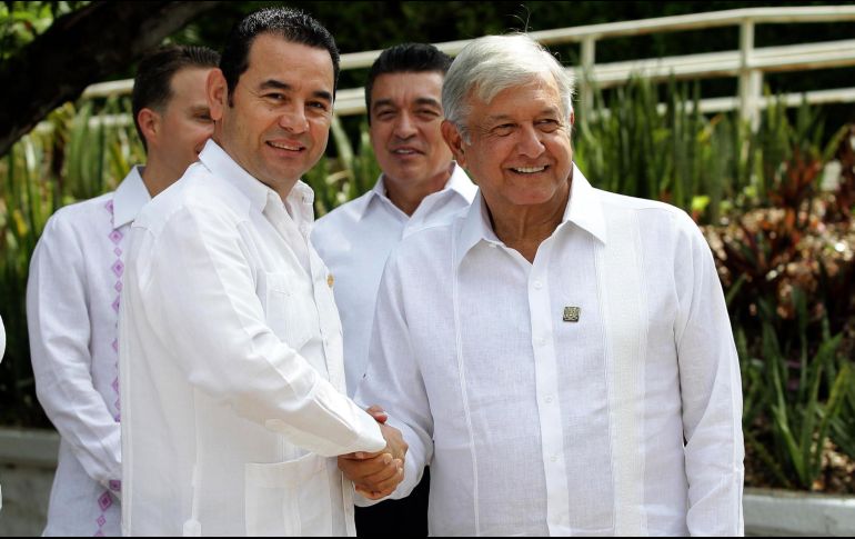 Luego de saludarse y tomarse fotografías ante los medios de comunicación, López Obrador y Morales Cabrera ingresan junto con la comitiva a la reunión. NTX / A. Monroy