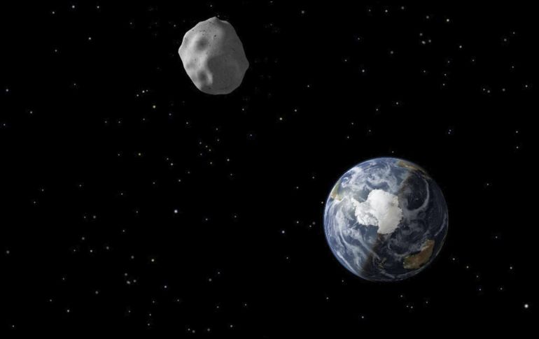 La investigadora, Cordero Tercero, explica que el 2016/NF23 pasará  13 veces la distancia de la Tierra a la Luna. EFE / ARCHIVO