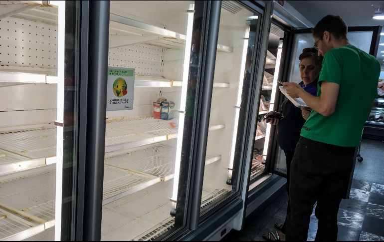 Productos básicos para el venezolano han desaparecido luego de que el gobierno fijara su precio. EFE / M. Gutiérrez