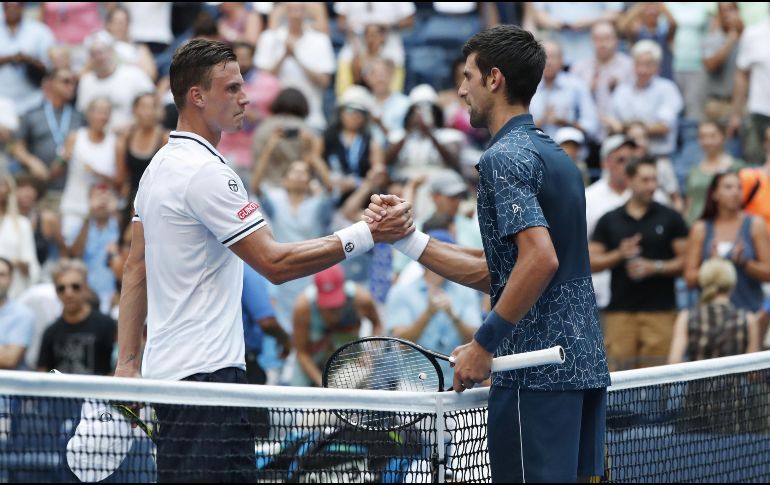 Novak Djokovic (d) saluda a Marton Fucsovics tras el juego. EFE/J. Szenes