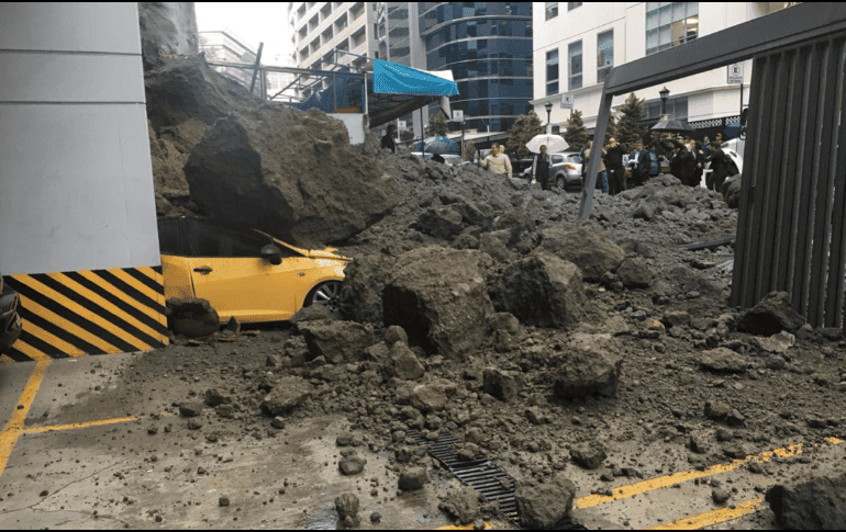 Al lugar llegaron operadores de maquinaria pesada para remover las toneladas de lodo que taparon la salida de emergencia del lugar. TWITTER/ @MonitorCdmx