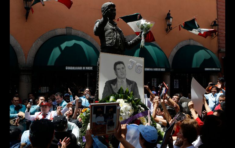 Seguidores e imitadores del cantante Juan Gabriel le rinden homenaje junto a una estatua con su imagen en la Plaza Garibaldi, en la Ciudad de México, en el segundo aniversario de su muerte. AP/M. Ugarte