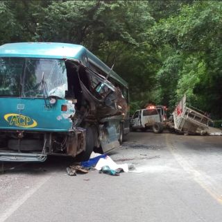 Accidente carretero entre Puerto Vallarta y Tomatlán deja un muerto