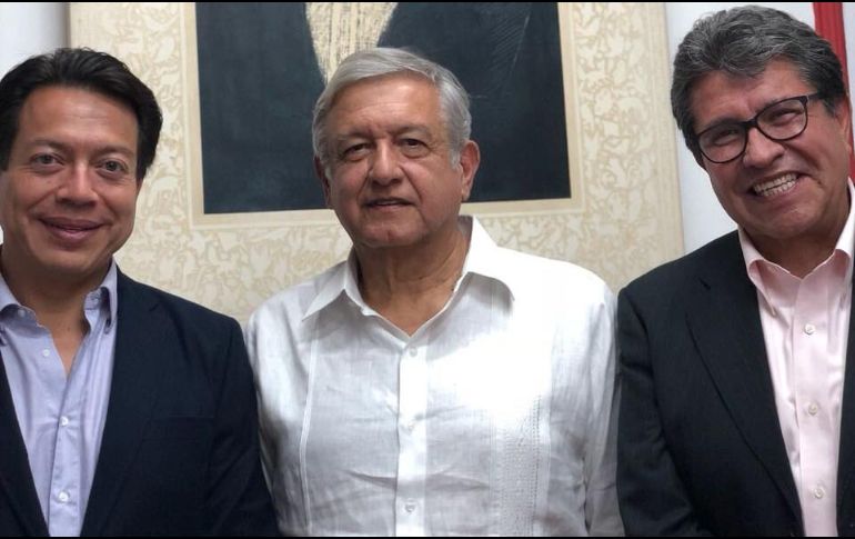 En la imagen, se ve a López Obrador con ambos legisladores electos.TWITTER/@lopezobrador_