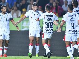 Edson Torres (#302) hizo una magistral jugada para habilitar a Jesús Godínez (#23) y sentenciar el triunfo rojiblanco ante Morelia. MEXSPORT/I. Ortiz