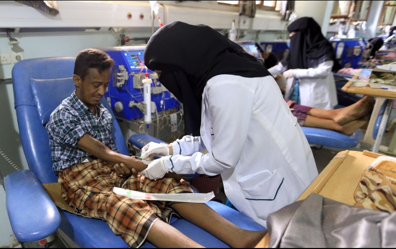Enfermeras atienden pacientes en un hospital de Saná. Todos los bandos del sangriento conflicto de Yemen pueden haber cometido crímenes de guerra, según han dicho hoy los investigadores de la ONU. AFP/M. Huwais
