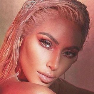 Kim Kardashian causa polémica en redes sociales con "implante" de collar