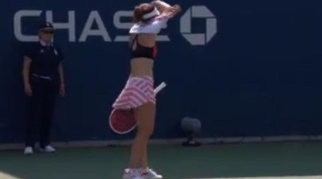 Algunos alzaron la voz señalando que se trató de una actitud machista, pues los tenistas masculinos frecuentemente se quitan la playera por efectos del calor. ESPECIAL /