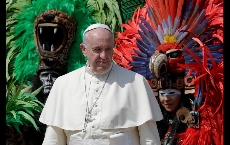El Papa Francisco posa con un grupo de mexicanos en atuendos tradicionales, en el marco de la audiencia general de los miércoles en el Vaticano. AP/A. Medichini