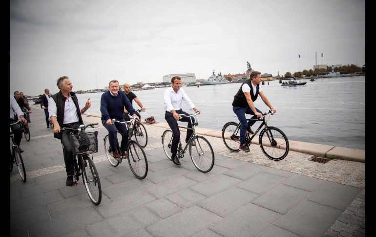 El presidente francés Emmanuel Macron (2o d) y el primer ministro danés Lars Lokke Rasmussen (2o i) andan en bicicleta durante un recorrido por Copenhague. Macron realiza una visita oficial a Dinamarca. AFP/Oficina del primer ministro danés