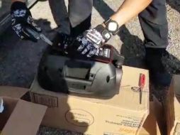 Los elementos inspeccionaron las dos cajas de cartón y encontraron en cada bocina un empaque de menor tamaño. TWITTER/ @PoliciaFedMx