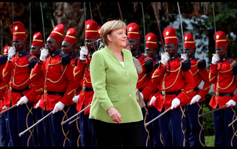La canciller alemana, Angela Merkel (c), se prepara para saludar al presidente senegalés, Macky Sall, a su llegada a una ceremonia de bienvenida en su honor celebrada en el Palacio Presidencial en Dakar, Senegal. EFE/F. Trueba
