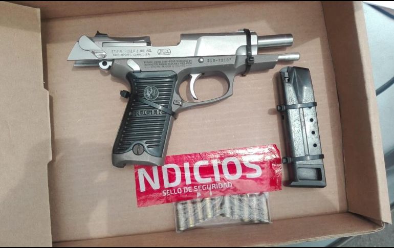 Al inspeccionarlo le hallaron una pistola de calibre 9 mm abastecida con 10 cartuchos, además de una bolsa con 100 mil pesos que el agraviado dijo eran los que había retirado. ESPECIAL/ Policía de Guadalajara