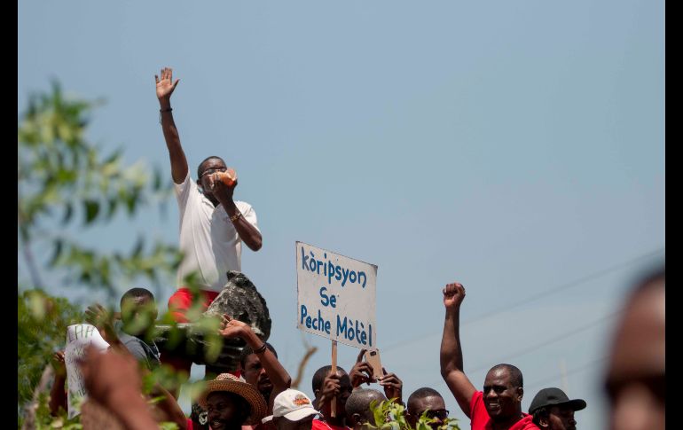 Una protesta en contra de la corrupción y para pedir que sean llevados a la justicia los responsables de cometer supuestas irregularidades en la administración de los fondos de Petrocaribe en Puerto Príncipe, Haití. EFE/J. Herve