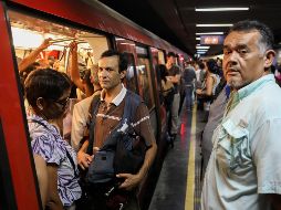 Personas aguardan la reanudación del Metro de Caracas después de una interrupción del servicio tras un corte de energía. EFE/C. Hernández