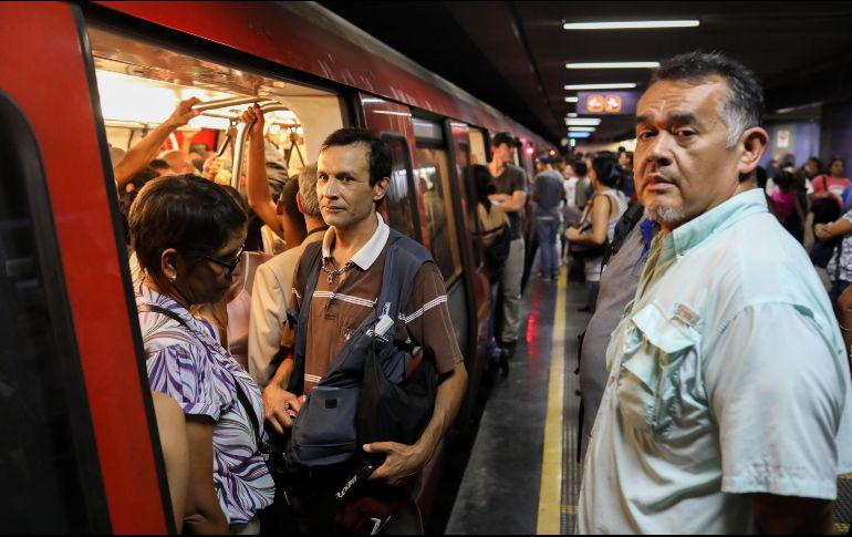 Personas aguardan la reanudación del Metro de Caracas después de una interrupción del servicio tras un corte de energía. EFE/C. Hernández
