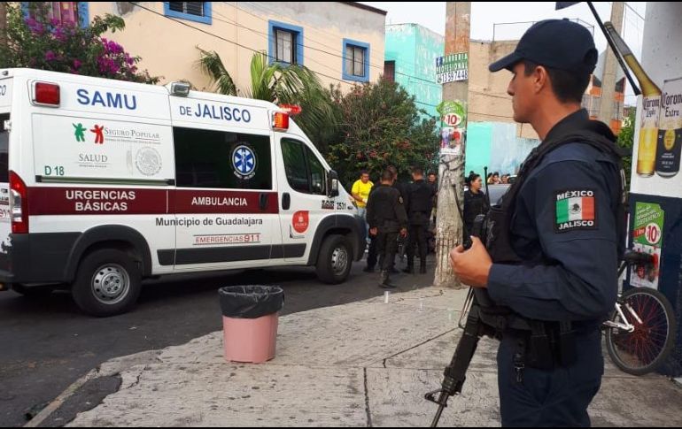 Al arribo de las autoridades detallaron que el sujeto habría recibido varios impactos en los brazos y el abdomen. ESPECIAL/