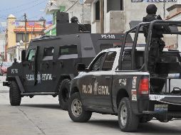 La muchedumbre forzó a los policías a retirarse de la prisión para sacar a golpes a los hombres, que fueron golpeados y quemados vivos. SUN