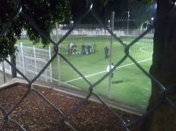 De acuerdo con las imágenes que se difunden del hecho, los jugadores quedaron tendidos dentro de la cancha. ESPECIAL