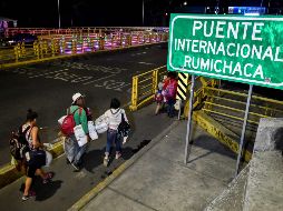 Una familia venezolana de camino a Perú cruza el puente Rumchaca, entre Colombia y Ecuador. Diálogo Interamericano advierte que ningún país de la región está preparado para recibir a los refugiados. AFP/L. Robayo
