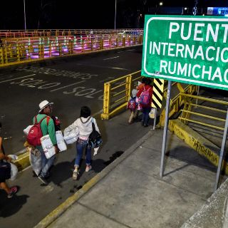 Maduro niega crisis; pide a venezolanos que regresen