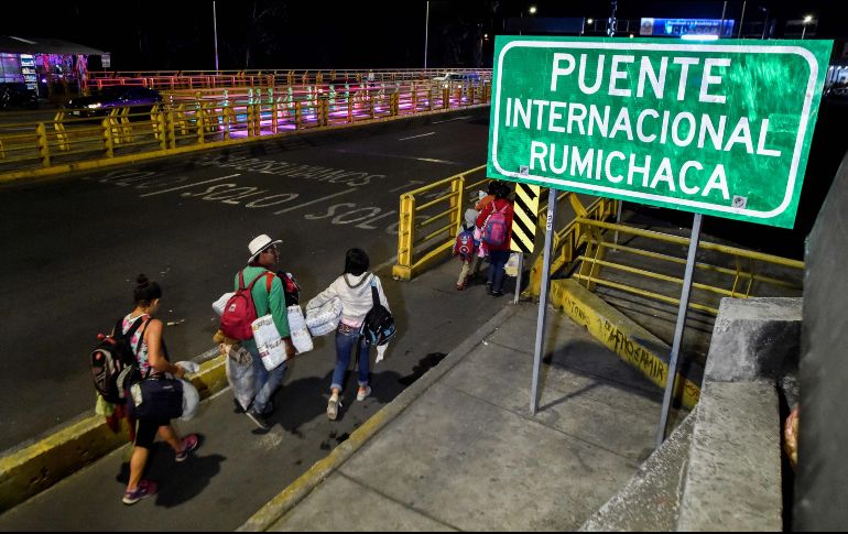 Una familia venezolana de camino a Perú cruza el puente Rumchaca, entre Colombia y Ecuador. Diálogo Interamericano advierte que ningún país de la región está preparado para recibir a los refugiados. AFP/L. Robayo