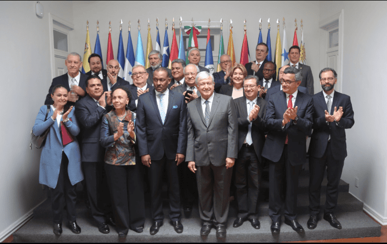 El futuro Mandatario (al centro), junto a los embajadores de América Latina y el Caribe. TWITTER/@lopezobrador_