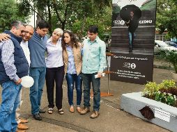 Una placa en su honor fue develada en la colonia Olímpica, además de que se plantó un árbol. Ambos “como símbolos contra el olvido”. ESPECIAL