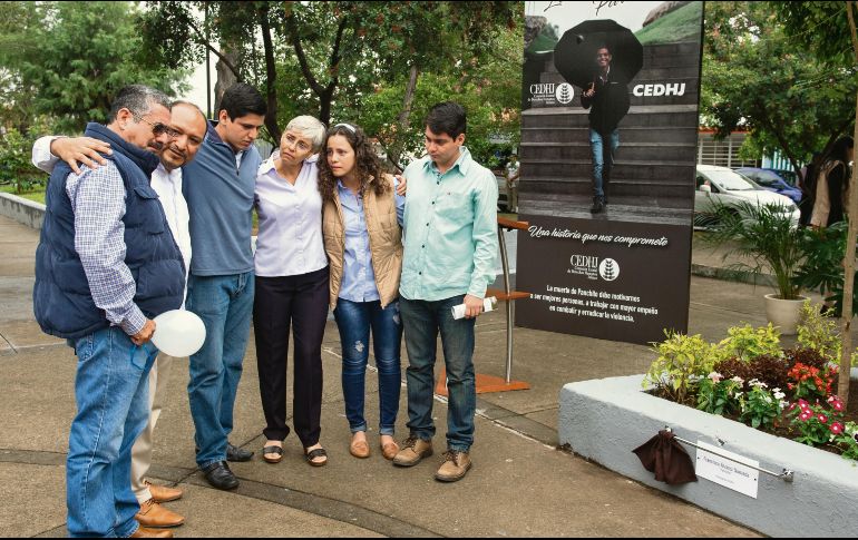 Una placa en su honor fue develada en la colonia Olímpica, además de que se plantó un árbol. Ambos “como símbolos contra el olvido”. ESPECIAL