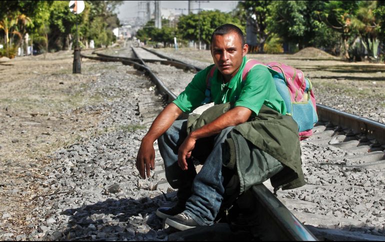 Hombre hondureño que descansa sobre las vías del tren que cruzan por la Avenida Inglaterra. Dejó en su país a su esposa e hija. EL INFORMADOR/E. Barrera