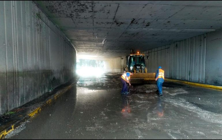 El Siapa continúa con los trabajos de limpieza en el túnel de Patria en su cruce con Ávila Camacho. TWITTER / @siapagdl