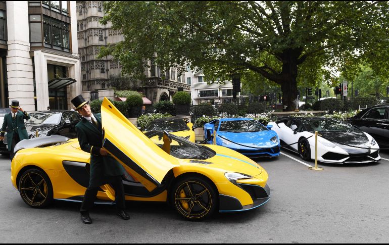 Varios vehículos de lujo estacionados en el hotel Park Lane en Londres. El mes de agosto es conocido en la capital del Reino Unido por ser la temporada en que millonarios de todo el mundo pasean sus vehículos de lujo. EFE/ F. Arrizabalaga