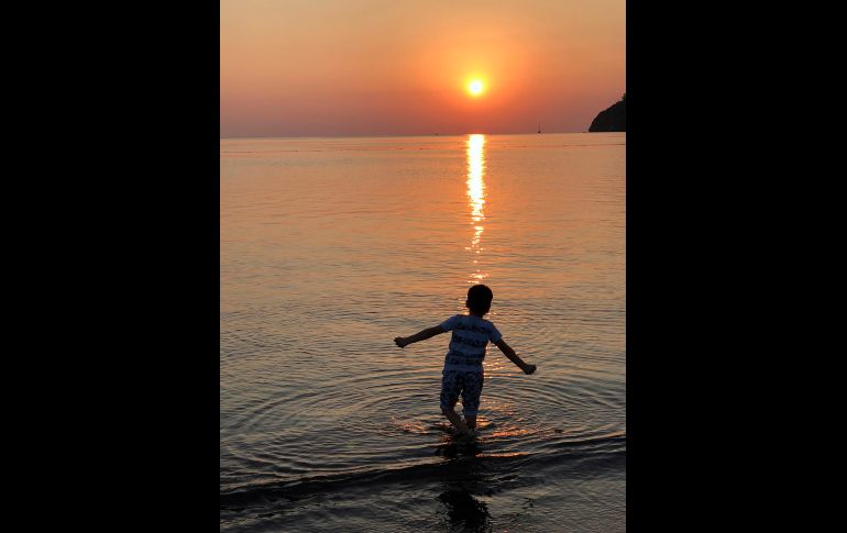 Un niño se moja en el mar Mediterráneo de Adrasan, Turquía. AP/B. Ozbilici