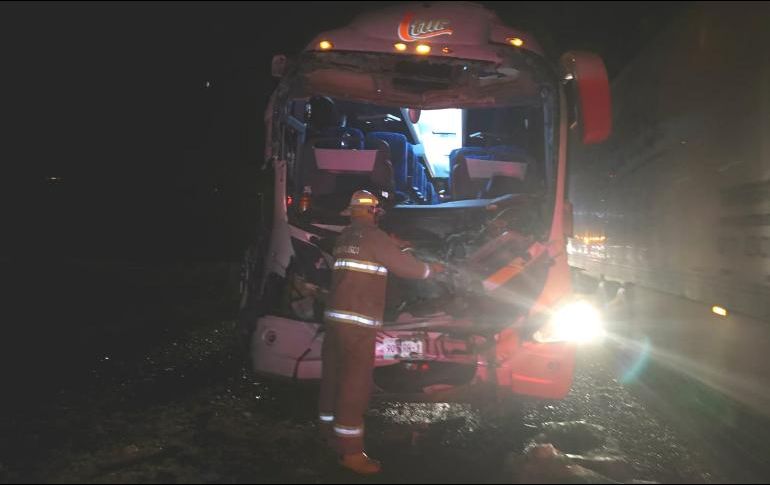 El accidente ocurrió a la altura del kilómetro 85 en la autopista Jalostotitlán-Tepatitlán. ESPECIAL / Protección Civil Jalisco