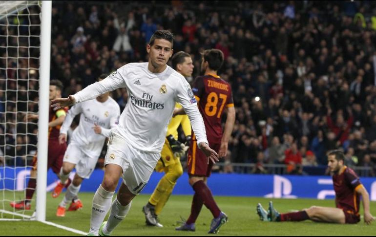James, durante su paso por Madrid, celebra tras anotar a la Roma en la edición 2015-2016 de la Champions League, EFE/ARCHIVO