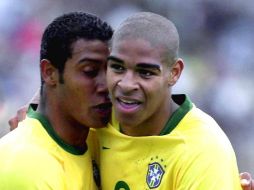 Adriano (D) afirma que ha renunciado a los millones, pero ha vuelto a encontrar la felicidad. AFP/ARCHIVO