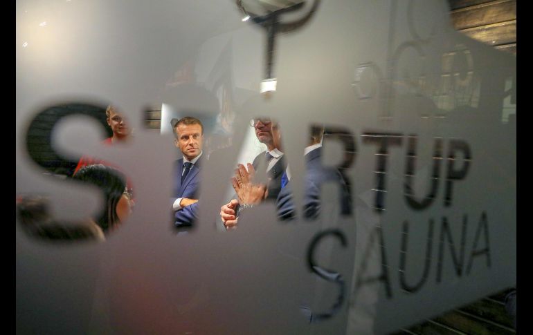 El presidente francés Emmanuel Macron se ve a través de la ventana de la incubadora de empresas Startup Sauna, en la universidad Aalto de Helskinki. Macron realiza una visita oficial de dos días a Finlandia. AFP/L. Marin