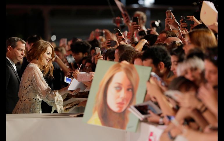 La actriz Emma Stone firma autógrafos a su llegada a la premiere de 