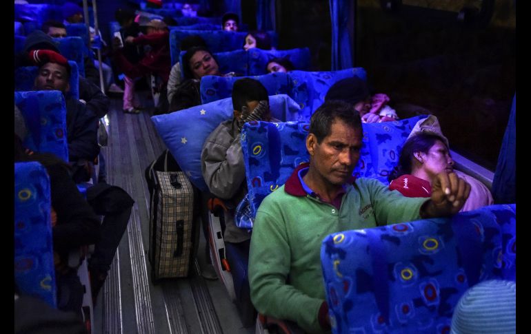 Joel Mendoza y su pareja Edicth Landinez en un trayecto de Ecuador rumbo a Perú. AFP/L. Robayo