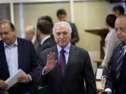 Michel Temer saluda a los medios de comunicación al llegar a reunión para obtener una actualización sobre la intervención de la seguridad federal en Río de Janeiro. AP/S. Izquierdo