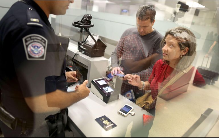 The Washington Post afirmó que el Departamento de Estado está negando la renovación del pasaporte a hispanos después de acusarles de haber usado certificados de nacimiento falsos. AFP/ARCHIVO