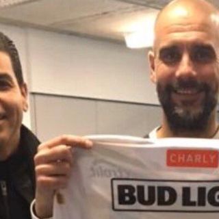 Pep Guardiola posa con la playera de Dorados
