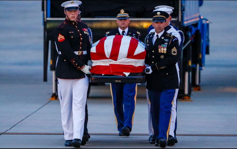 Militares cargan el féretro del senador estadounidense John McCain luego de su arribo a la Base de la Fuerza Aérea Andrews, en Maryland. EFE/E. Lesser