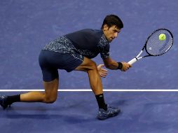 Novak Djokovic en acción ante Tennys Sandgren, durante un partido correspondiente al cuarto día del Abierto de Tenis de Estados Unidos. EFE/B. Hirschfeld